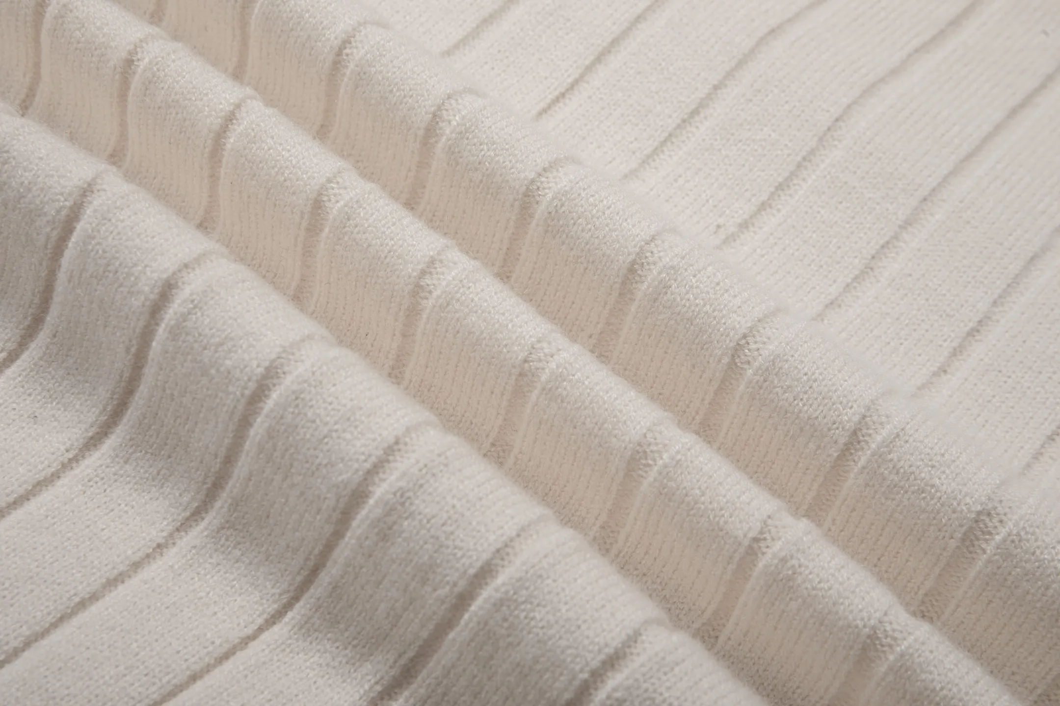 Style No. K 11 B Family Same Style Flat Classic Lapel Knitted Long Sleeves Fabric composition see picture 9 for details Size: M L XL XXL Color: Jade apricot color